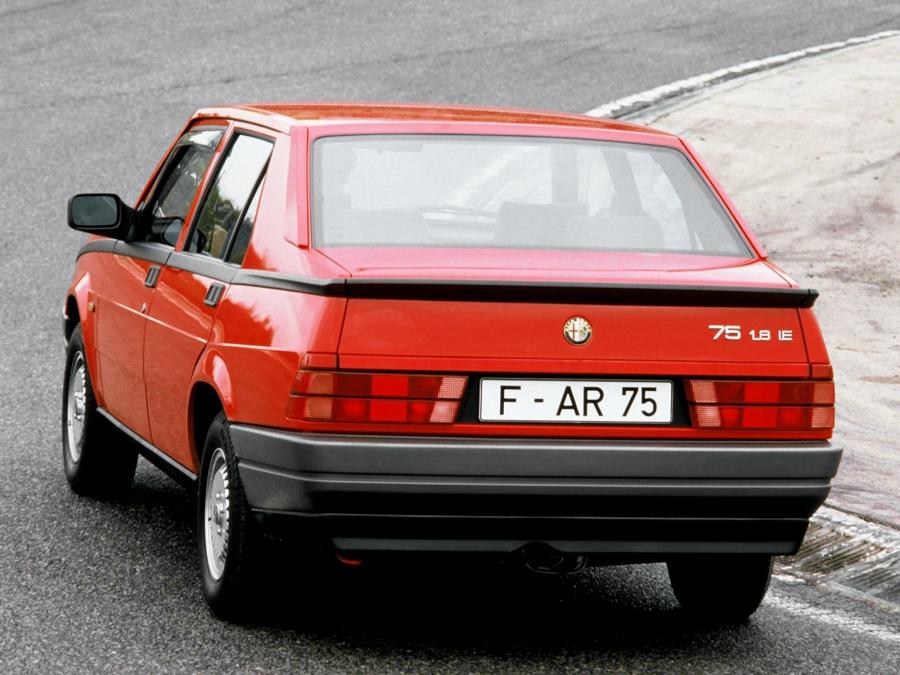  Alfa Romeo 75 (162B) 1988 года  (фото 11 из 14)